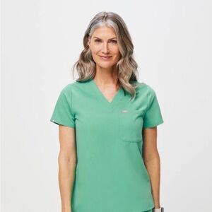 FIGS Scrubs Top Catarina one pocket scrub top surgical green